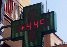 Caldo: un termometro in strada segna 44 gradi centigradi.