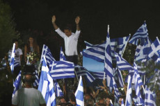 Il leader di Nea Dimokratia Kyriakos, Mitsotakis,festeggia la vittoria nelle elezioni in Grecia.