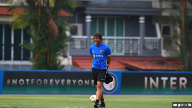 Antonio Conte dirige il primo allenamento dell'Inter a Singapore.