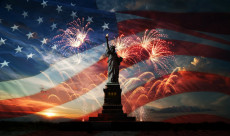 La statua della Libertà, la bandiera americana e i fuochi d'artificio.