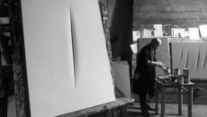 Lucio Fontana al lavoro nel suo studio del Castagnino.
