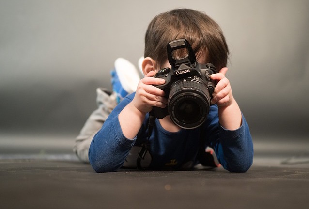 Niño con cámara fotográfica