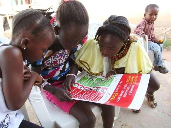Bambini del Congo leggono poster sull' ebola