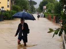 I danni causati dai violenti temporali che si sono abbattuti sull'Aretino: una persona cammina in mezzo all'acqua fino alle ginocchia.