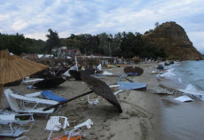 La spiaggia di Vergia village in Halkidiki al nord della Grecia dopo il tornado.