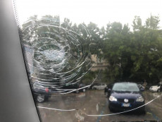 Violenta grandinata a Pescara. Il fenomeno ha provocato danni consistenti: auto danneggiate, parabrezza e vetri infranti, tetti danneggiati.