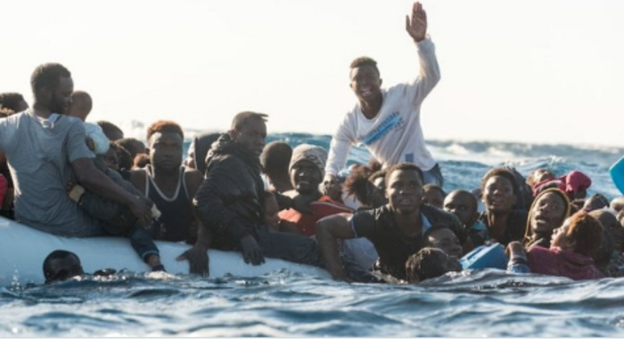 Migranti salvati dalla Akex.