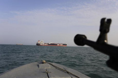 Un motoscafo della Guardia Rivoluzionaria iraniana punta un arma contra la petroliera britannica Stena Impero, nello stretto di Hormuz. Immagine d'archivio.