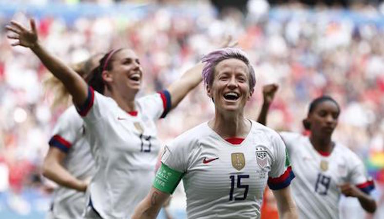 La capitana della nazionale donne Usa, Megan Rapinoe festeggia il titolo mondiale dopo la vittoria sull'Olanda per 2-0.