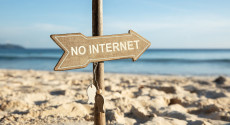 Segnale "No internet" pianto sulla spiaggia.
