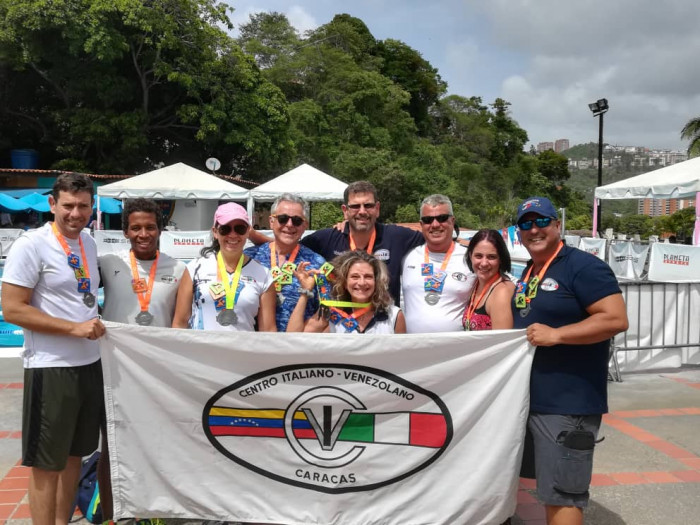 I nuotatori del CIV con la bandiera del sodalizio di Prados del Este