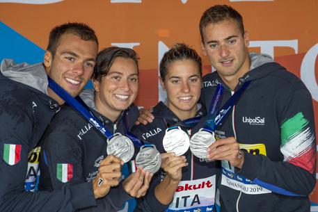 Gregorio Paltrinieri, Rachele Bruni, Giulia Gabberielleschi e Domenico Acerenza posano con la medaglia d'argento.