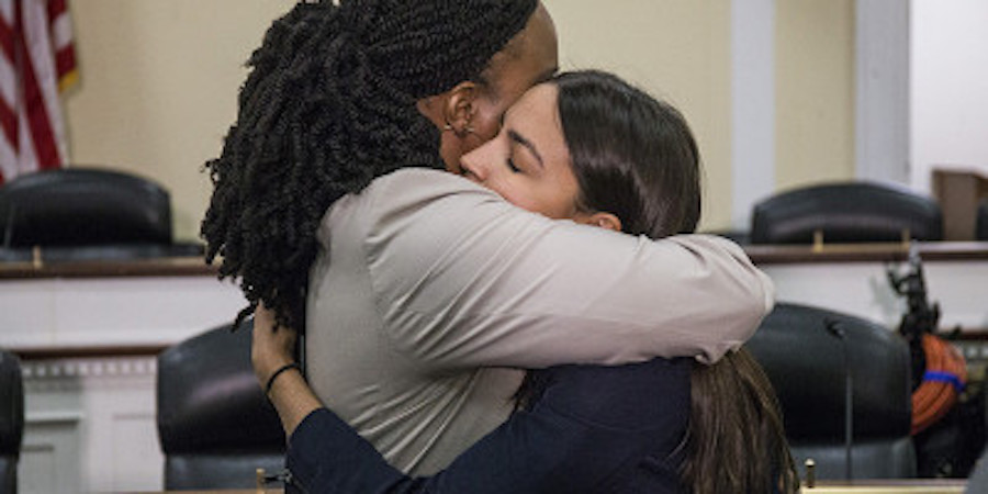 La diputata afroamericana Ayanna Pressley e la sua collega Alexandria Ocasio-Cortez si abbracciano dopo una conferenza stampa a Washington.