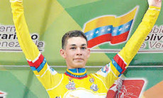 Il ciclista venezuelano Aular esulta sul podio