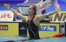 Federica Pellegrini festeggia un'altra medaglia d'oro nei 200 sl ai Mondiali di nuoto.