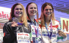Benedetta Pilato, la sinistra con la medaglia d'argento vianta ai Cmpionati del Mondo di Nuoto a Gwangju,in Corea del Sud.