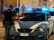 Auto pattuglia della Polizia durante una retata notturna.