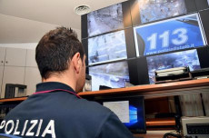 Agenti di Polizia al lavoro nella Sala Operativa della questura di Milano.