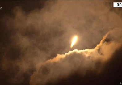 Un'immagine del razzo Vega nella fase di lancio in cielo tra le nuvole