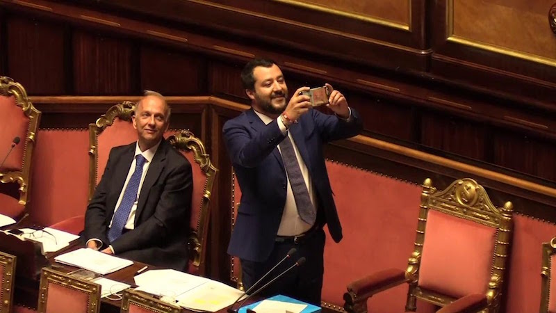 Il vice Premier e ministro dell'Interno Matteo Salvini in Senato si irride dell'opposizione: manda baci e scatta foto.