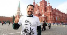 Matteo Salvini, a quell'epoca segretario della Lega, di fronte al Cremlino indossando una maglietta con la faccia di Putin.