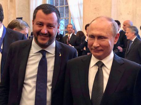 Il vicepremier e ministro dell'Interno, Matteo Salvini, con il presidente russo Vladimir Putin in una immagine pubblicata sul suo profilo Twitter