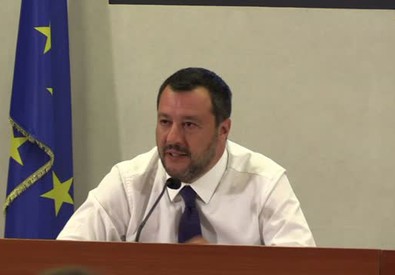 Il vice Premier e ministro dell'Interno Matteo Salvini in conferenza stampa.