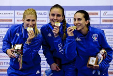 Camilla Mancini, Martina Sinigalia e Erica Cipressa (reduce dall'oro individuale) festeggiano il quinto oro azzurro nel torneo di fioretto a squadre dell' Universiade Napoli2019.