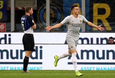 Stephan El Shaarawy festeggia il gol realizzato nella partita contro l'Inter al Meazza.