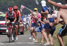 Alaphilippe in azione nella tappa del Tour de France, incitato dai tifosi francesi.