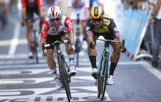 L'australiano Caleb Ewan vince allo sprinto la tappa del Tour de France Albi-Toulouse.