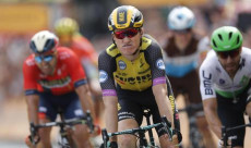 L'olandese Mike Teunissen della Jumbo Visma sull'arrivo della prima tappa del Tour de France.