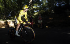 Il francese Julian Alaphilippe in giallo durante la tappa a cronometro nei dintorni di Pau, France.
