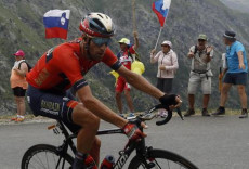 Vincenzo Nibali della Bahrain Merida in azione sulle salite del Tour de France.