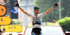Tour de France, Matteo Trentin taglia il traguardo di Gap a braccia alzate.