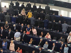 Eurodeputati britannici del Brexit Party platealmente voltano le spalle durante l'esecuzione dell'Inno alla Gioia.