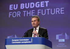 Il Commissario europeo per la Spesa, Guenther Oettinger, durante la presentazione del budget di spese dell'Europa