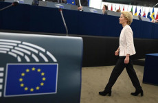 Ursula von der Leyen si dirige al podio per il suo intervento nel Parlamento Europeo..