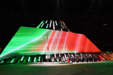 Un momento della cerimonia inaugurale delle Universiadi 2019 a Napoli,, con i colori verde, bianco e rosso sul palco.
