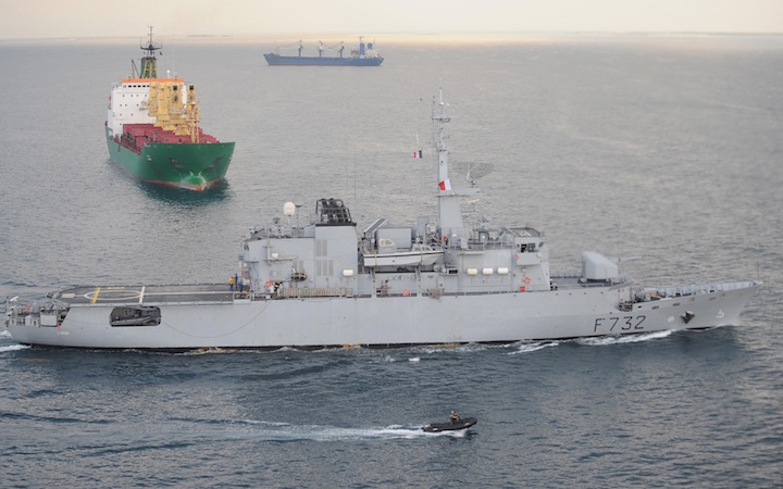 La fregata francese Le Nivose in appoggio a petroliere nel Golfo di Aden.