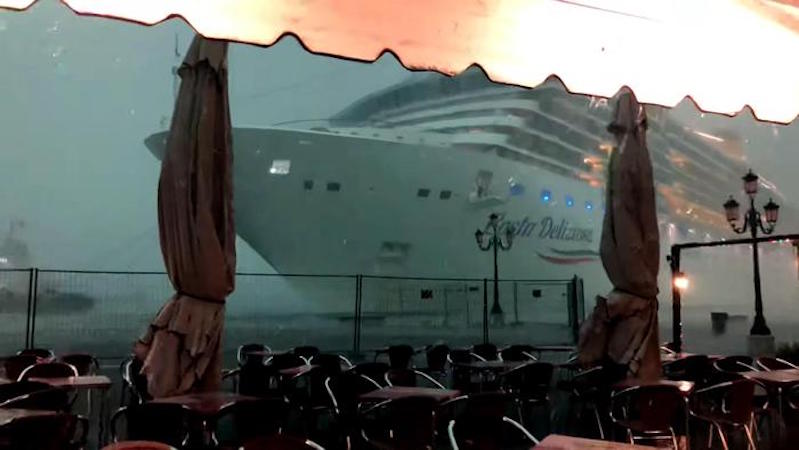 Un fermo immagine tratto da un video di Roberto Ferrucci su Youtube mostra la nave da crociera 'Costa Deliziosa', sulla riva Sette Martiri a Venezia,