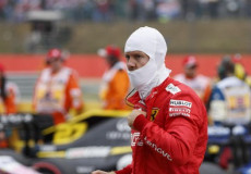 Sebastian Vettel si prepara ad entrare in pista con la sua Ferrari.
