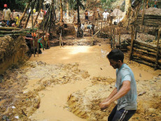 Garimpeiros lavorando in una miniera d'oro illegale in Brasile.