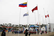 Le bandiere sventolano nel villaggio panamericano.