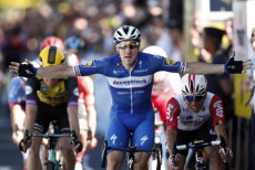 Elia Viviani taglia il traguardo della tappa del Tour de France a Nancy..