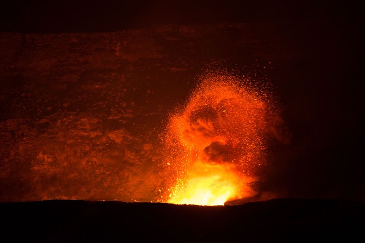 Intensa eruzione del vulcano Ubinas in Perù.