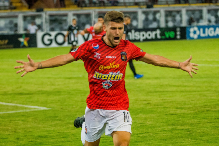 Saggiomo festeggia il suo gol con le braccia aperte
