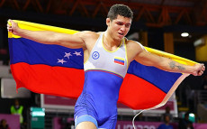 Il lottatore venezuelano festeggia con il tricolore
