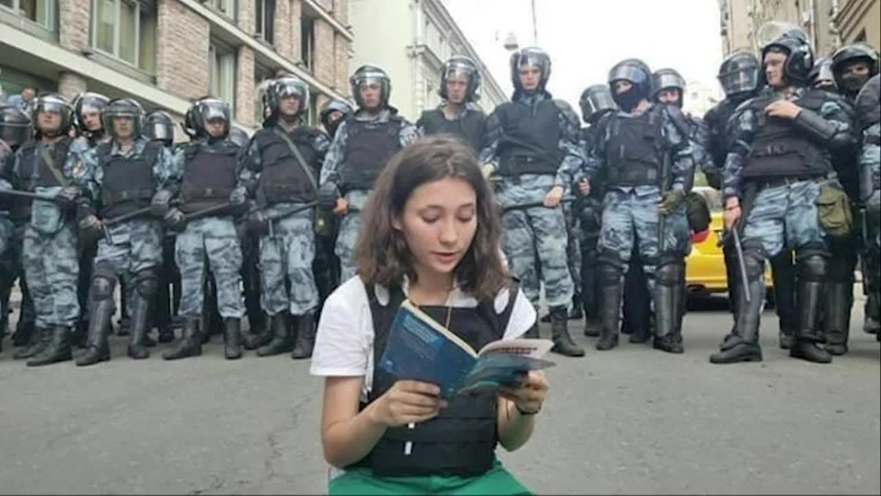La giovane Olga Misik, arrestata mentre legge la costituzione russa in una piazza di Mosca.