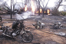 Tanzania: alcune motociclette distrutte dall'incendio provocato dall'esplosione della benzina fuoriuscita da una cisterna..
